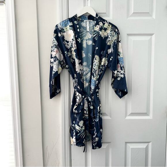 Flora Nikrooz Satin Blue Floral Print Petra Short Robe Tie Belt M/L Medium Large - Picture 3 of 12